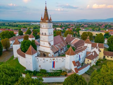 Romanya 'nın Harman kentindeki Güçlendirilmiş Evanjelik Kilisesi' nin günbatımı
