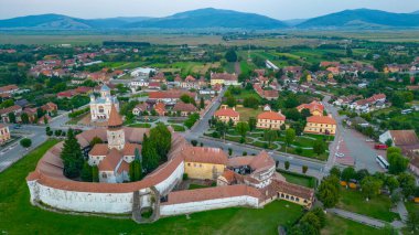 Romanya 'nın Prejmer kentindeki Güçlendirilmiş Kilisenin günbatımı