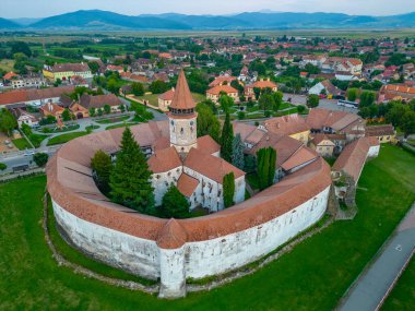Romanya 'nın Prejmer kentindeki Güçlendirilmiş Kilisenin günbatımı