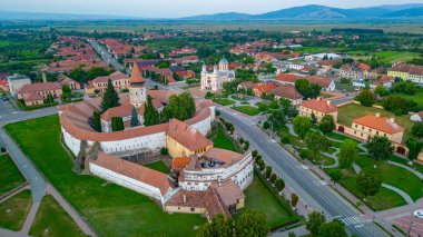 Romanya 'nın Prejmer kentindeki Güçlendirilmiş Kilisenin günbatımı