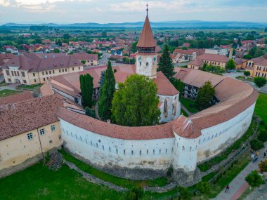 Romanya 'nın Prejmer kentindeki Güçlendirilmiş Kilisenin günbatımı