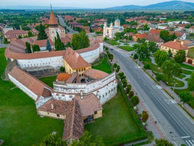 Romanya 'nın Prejmer kentindeki Güçlendirilmiş Kilisenin günbatımı