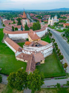 Romanya 'nın Prejmer kentindeki Güçlendirilmiş Kilisenin günbatımı