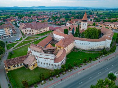 Romanya 'nın Prejmer kentindeki Güçlendirilmiş Kilisenin günbatımı