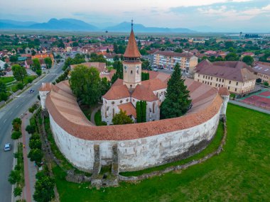 Romanya 'nın Prejmer kentindeki Güçlendirilmiş Kilisenin günbatımı