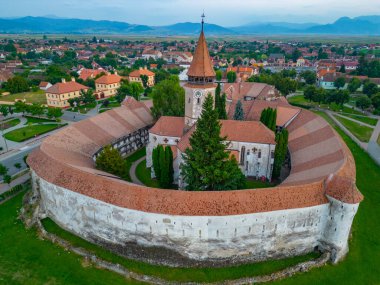 Romanya 'nın Prejmer kentindeki Güçlendirilmiş Kilisenin günbatımı