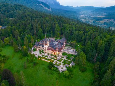 Romanya 'daki Peles şatosunun gün doğumu manzarası