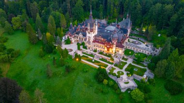 Romanya 'daki Peles şatosunun gün doğumu manzarası