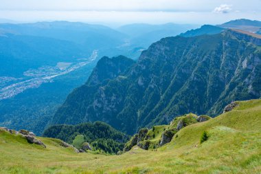 Romanya 'daki Bucegi dağlarında yaz günü