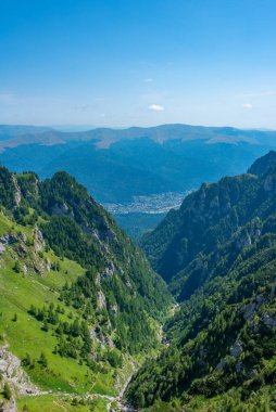 Romanya 'nın Busteni köyü yakınlarındaki Bucegi dağlarına giden Caraiman Vadisi' nde yaz günü