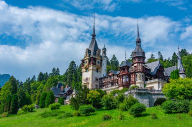 Romanya 'daki Peles şatosunda yaz günü