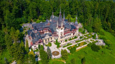 Romanya 'daki Peles şatosunda yaz günü