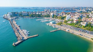 Romanya 'nın Köstence kentinde sahil yürüyüşünün Panorama hava manzarası