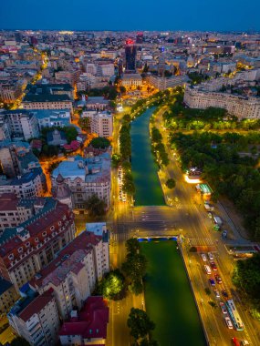 Romanya 'nın eski Bükreş kentini geçen Dambovita nehrinin günbatımı manzarası