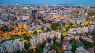 Romanya 'nın eski Bükreş kentini geçen Dambovita nehrinin günbatımı manzarası