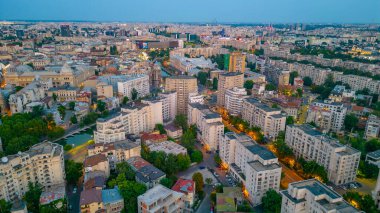Romanya 'nın eski Bükreş kentini geçen Dambovita nehrinin günbatımı manzarası