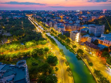 Romanya 'nın eski Bükreş kentini geçen Dambovita nehrinin günbatımı manzarası