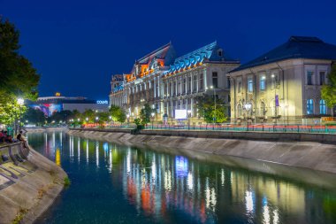 Romanya 'nın başkenti Bükreş' teki Temyiz Mahkemesi 'nin gün batımı manzarası