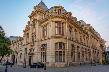 Romanya 'nın eski Bükreş kentinde güneş doğuyor