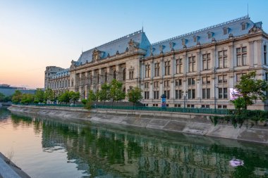 Romanya 'nın başkenti Bükreş' teki Temyiz Mahkemesi 'nin gün batımı manzarası