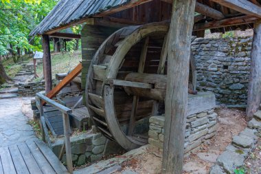 Romanya 'nın başkenti Bükreş' teki Dimitrie Gusti Ulusal Köy Müzesi 'ndeki su değirmeni