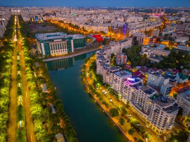 Romanya 'nın eski Bükreş kentini geçen Dambovita nehrinin günbatımı manzarası
