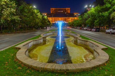 Bükreş 'teki Romen parlamentosuna giden Bulevardul Unirii bulvarının gün batımı manzarası