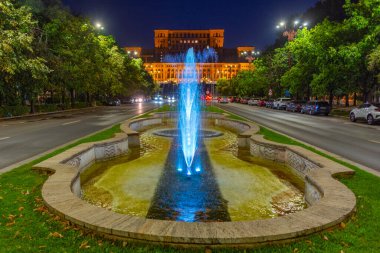 Bükreş 'teki Romen parlamentosuna giden Bulevardul Unirii bulvarının gün batımı manzarası