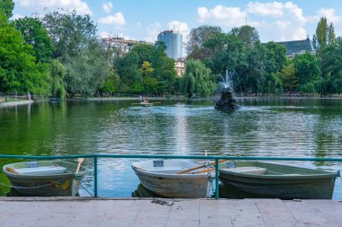 Romanya 'nın Bükreş kentindeki Cismigiu parkında sandallar sürüyor
