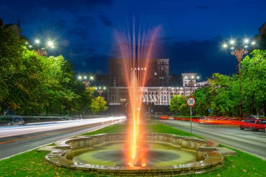 Bükreş 'teki Romen parlamentosuna giden Bulevardul Unirii bulvarının gün batımı manzarası