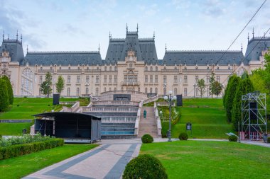 Romanya 'nın Iasi kentindeki Kültür Sarayı' nın gün doğumu manzarası