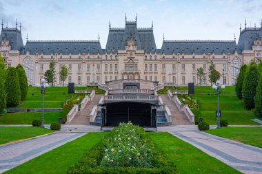 Romanya 'nın Iasi kentindeki Kültür Sarayı' nın gün doğumu manzarası