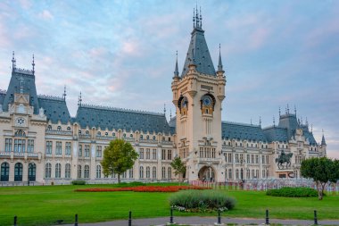 Romanya 'nın Iasi kentindeki Kültür Sarayı' nın gün doğumu manzarası