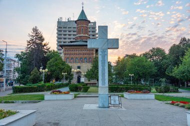 Romanya 'nın Iasi kentindeki Aziz Niklas Kilisesi' nin gün doğumu manzarası