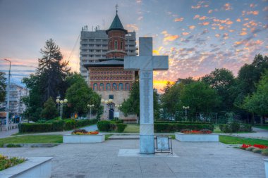 Romanya 'nın Iasi kentindeki Aziz Niklas Kilisesi' nin gün doğumu manzarası