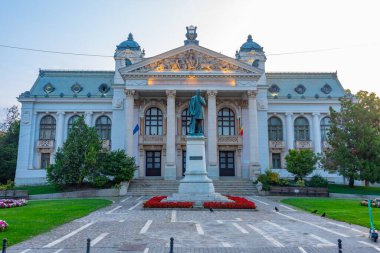 Romanya 'nın İasi kentindeki Ulusal tiyatronun gün doğumu manzarası