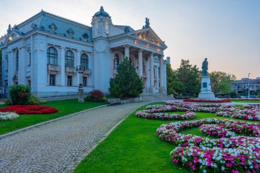 Romanya 'nın İasi kentindeki Ulusal tiyatronun gün doğumu manzarası