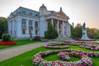 Romanya 'nın İasi kentindeki Ulusal tiyatronun gün doğumu manzarası