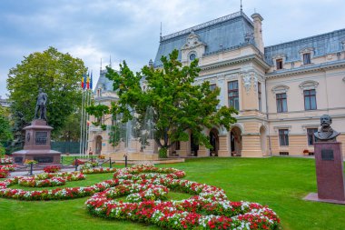 Romanya 'nın Iasi kentindeki Roznovanu sarayının gün doğumu manzarası