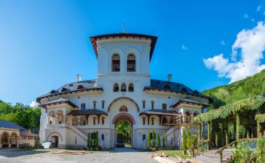 Romanya 'daki Lainici Manastırı' nda yaz günü