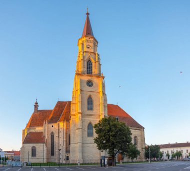 Romanya 'nın Cluj-Napoca kentindeki Aziz Michael Kilisesi' nin gün batımı manzarası