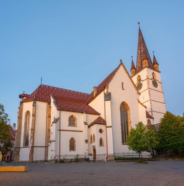 Romanya 'nın Sibiu kentindeki Aziz Mary katedralinin gün doğumu manzarası