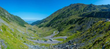 Romanya 'nın transfagarasan yolu yazın güneşli bir günde izleniyor