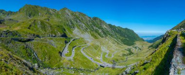 Romanya 'nın transfagarasan yolu yazın güneşli bir günde izleniyor