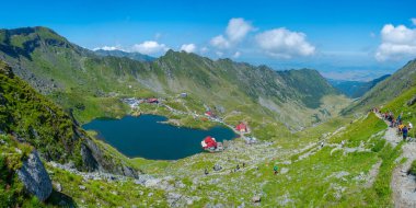 Transfagarasan yolu ve Balea Gölü yaz aylarında güneşli bir günde görülüyor, Romanya