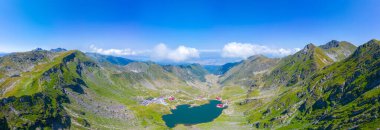 Transfagarasan yolu ve Balea Gölü yaz aylarında güneşli bir günde görülüyor, Romanya