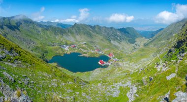 Transfagarasan yolu ve Balea Gölü yaz aylarında güneşli bir günde görülüyor, Romanya