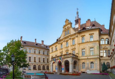 Romanya 'daki Sighisoara Belediye Sarayı' nın gün batımı manzarası