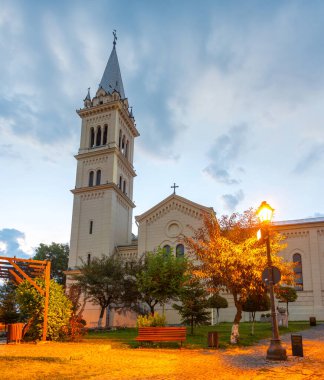 Romanya 'nın Sighisoara kentindeki Aziz Joseph Kilisesi' nin gün batımı manzarası