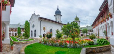 Romanya 'da bulutlu bir günde Agapia manastırı